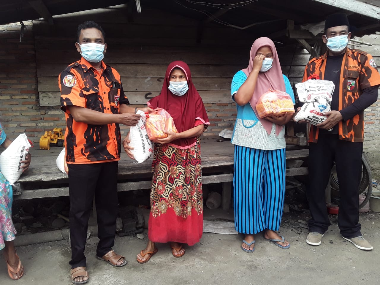 Ketua MPC Labuhanbatu H Andi Suhaimi Dalimunthe ST.MT Serahkan Ratusan Paket Sembako Ke Kaum Duafa.