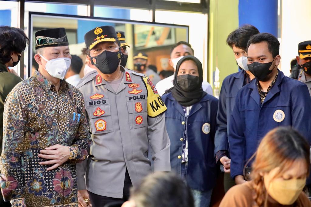 Polda Jatim Kolaborasi Dengan BEM Unair Gelar Vaksinasi Booster Bagi Mahasiswa