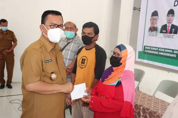 Bupati Toba  Bersama BAZNAS Serahkan ZIS