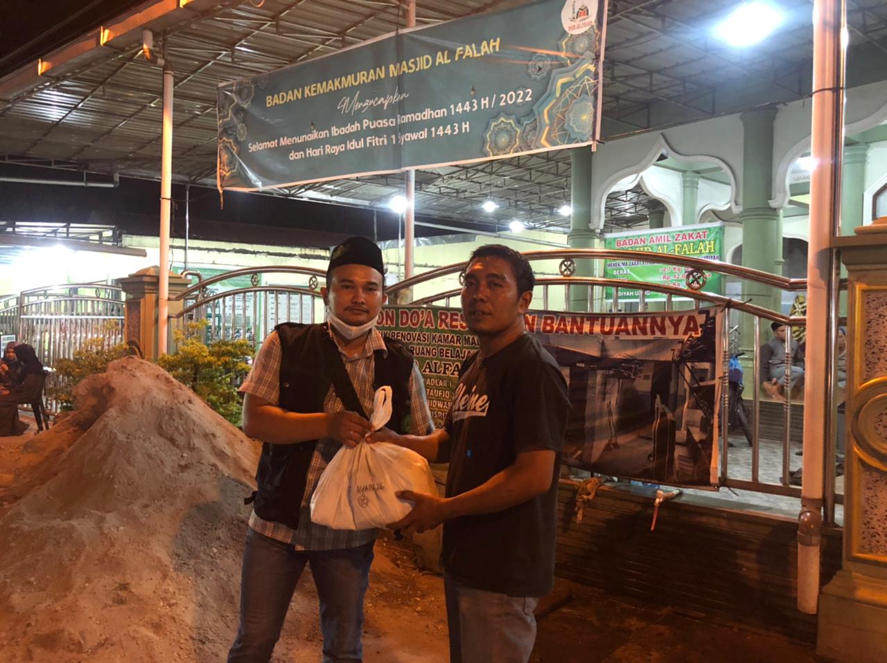 Indahnya Berbagi, Bakopam Sumut Bagikan Nasi Bungkus ke Masjid di Medan