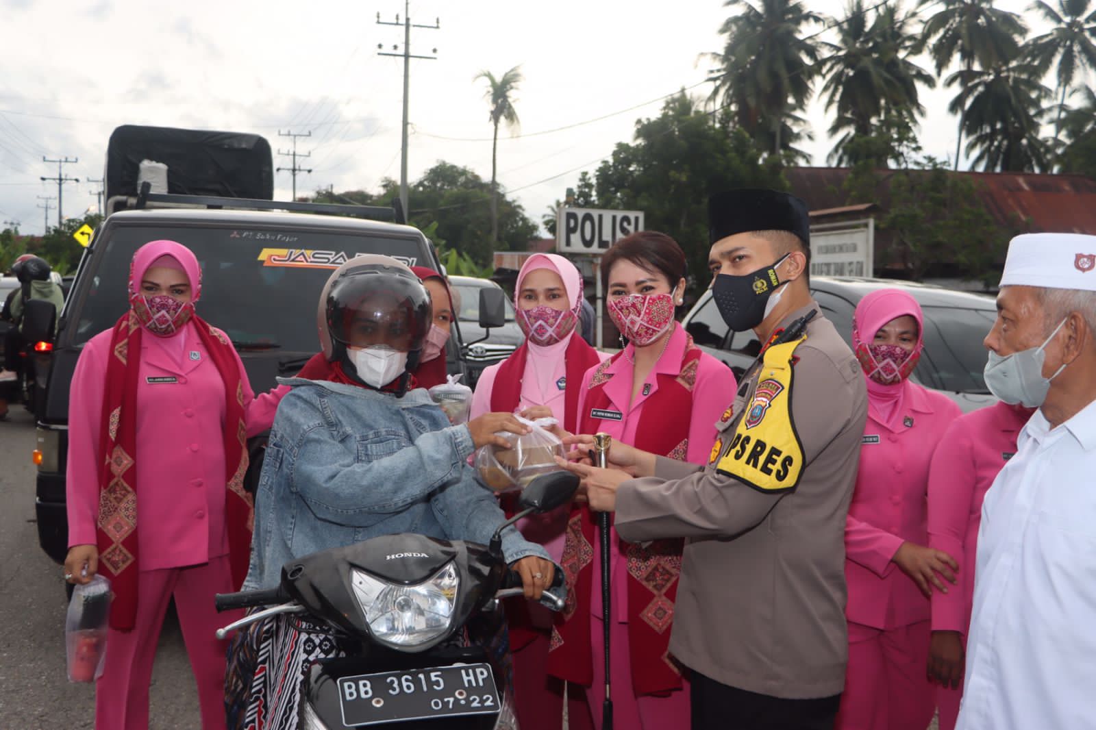 Bulan Penuh Berkah, Kapolres Tapsel Bagikan Takjil ke Masyarakat Batang Angkola