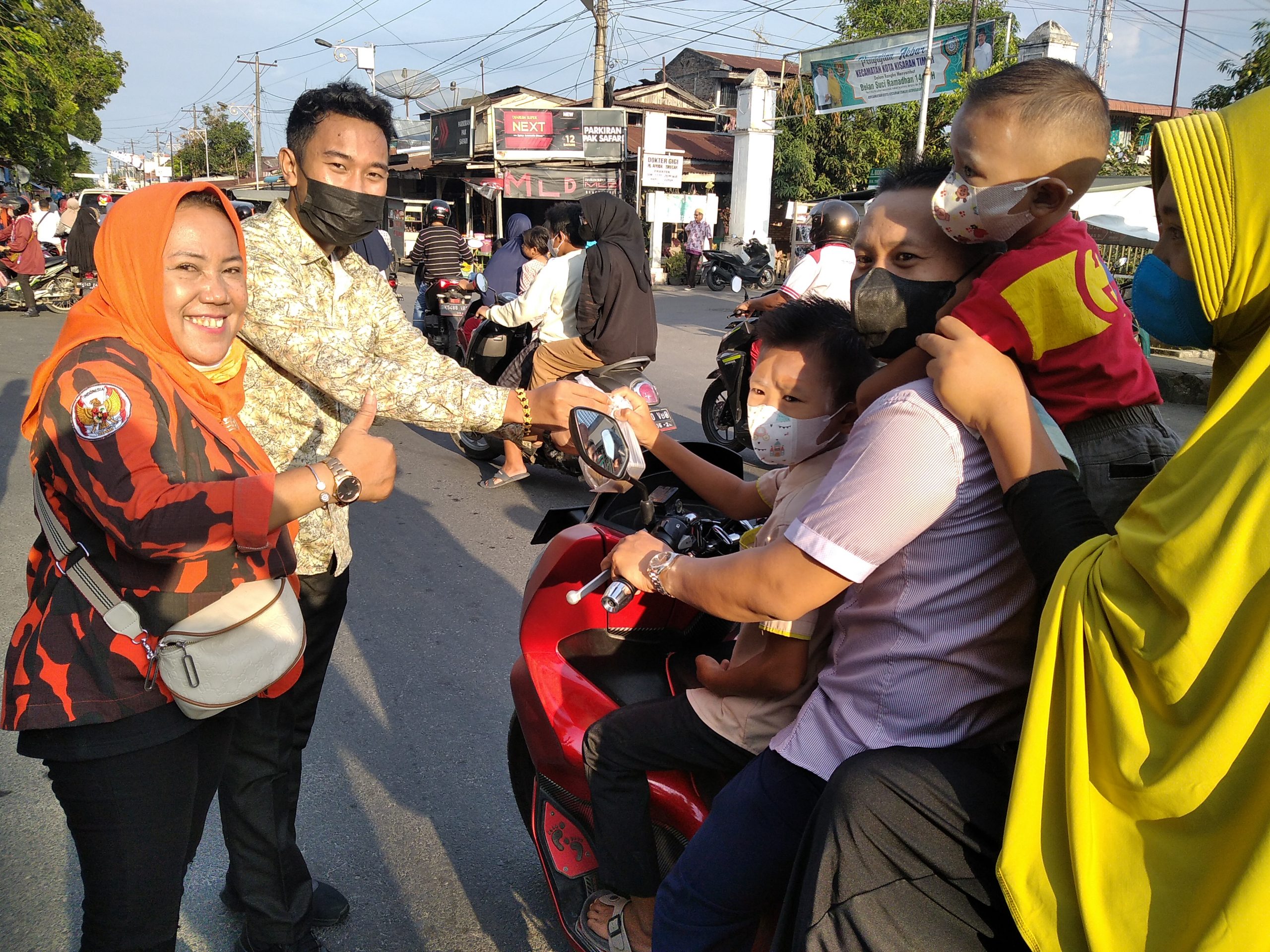 MPC Pemuda Pancasila Bagi 1000 Takjil Bersama Yahya Panjaitan Balon Legislatif 2024