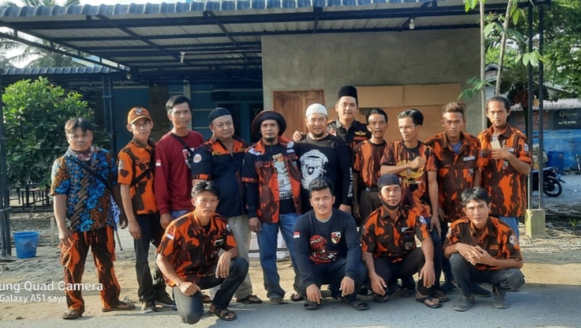 Pengurus Ranting dan Kader Pemuda Pancasila Se Desa Sidomulyo Bagikan Ratusan Bingkisan Takjil Berbuka Puasa