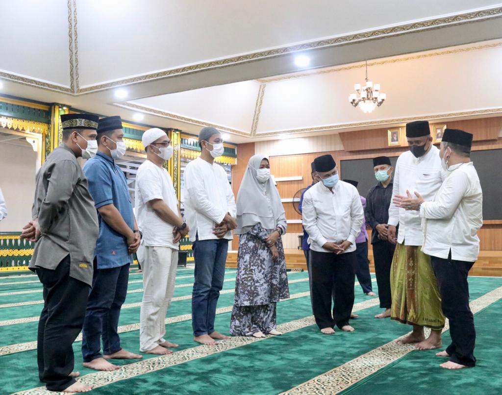 Bobby Nasution Tunaikan Salat Tarawih Malam Pertama di Pendopo Rumah Dinas
