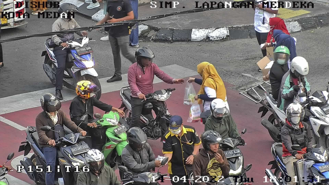 Pekan Kedua Ramadhan,, Dharma Wanita Dishub Medan Bagikan 750 Paket Takjil..