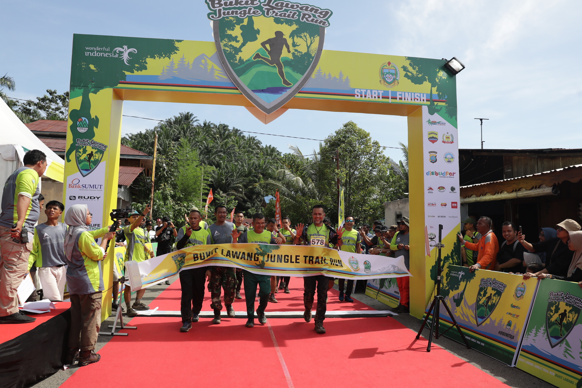 Musa Rajekshah dan Achmad Daniel Chardin  Ikuti Bukit Lawang Jungle Trail Run Kelas 11 K