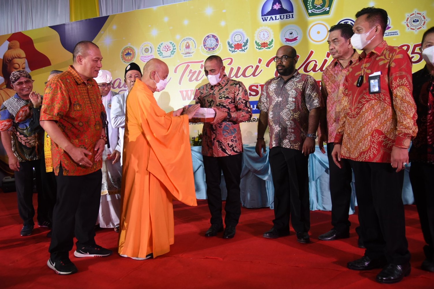 Hadiri Perayaan Trisuci Waisak Walubi Sumut, Gubernur Harapkan Umat Buddha Terus Bermanfaat Bagi Manusia