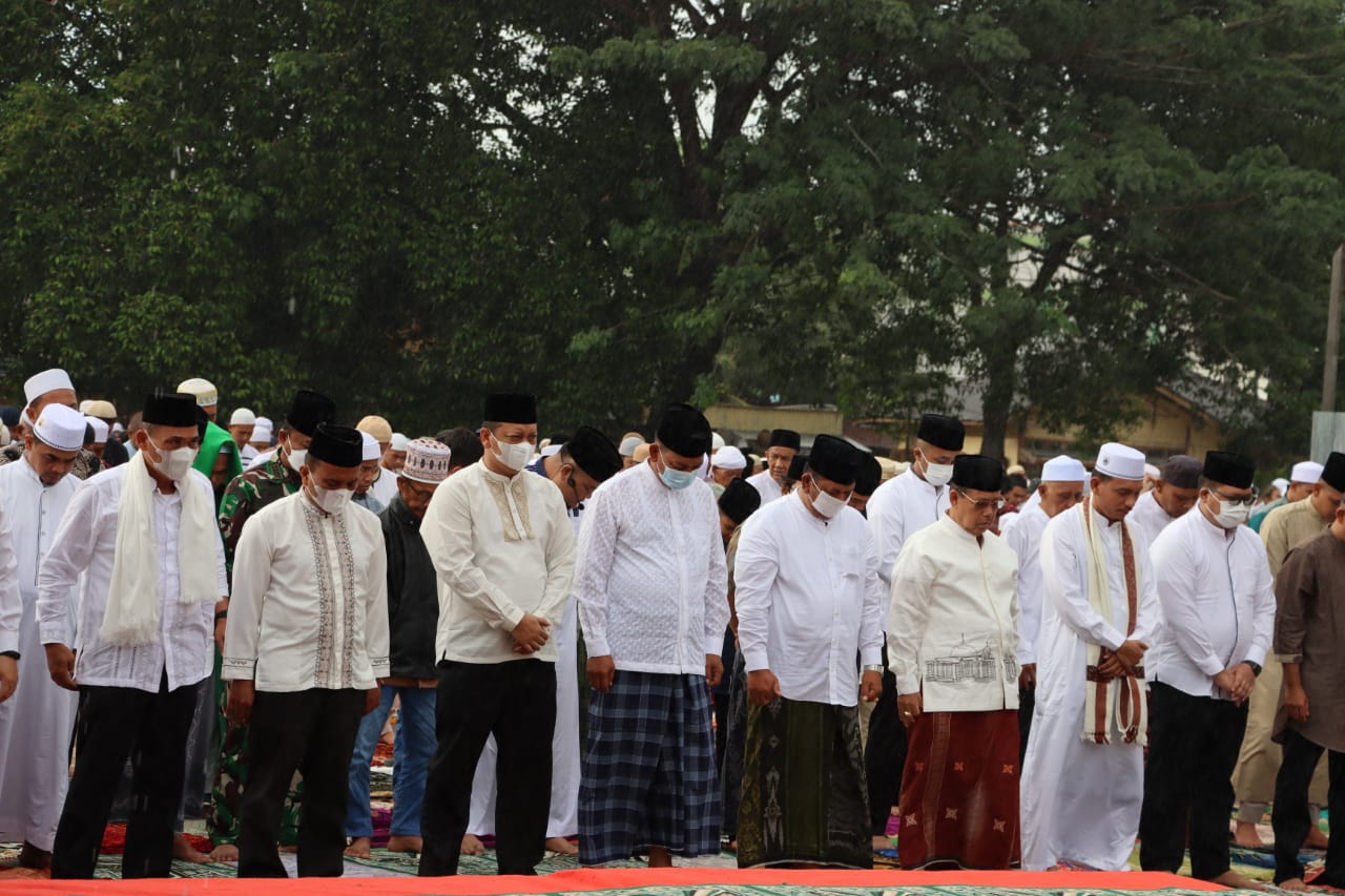 Kapolres AKBP Dwi Prasetyo Wibowo Bersama Pejabat Pemkot P.Sidempuan Sholat Ied  di Mesjid Agung Al - Abror