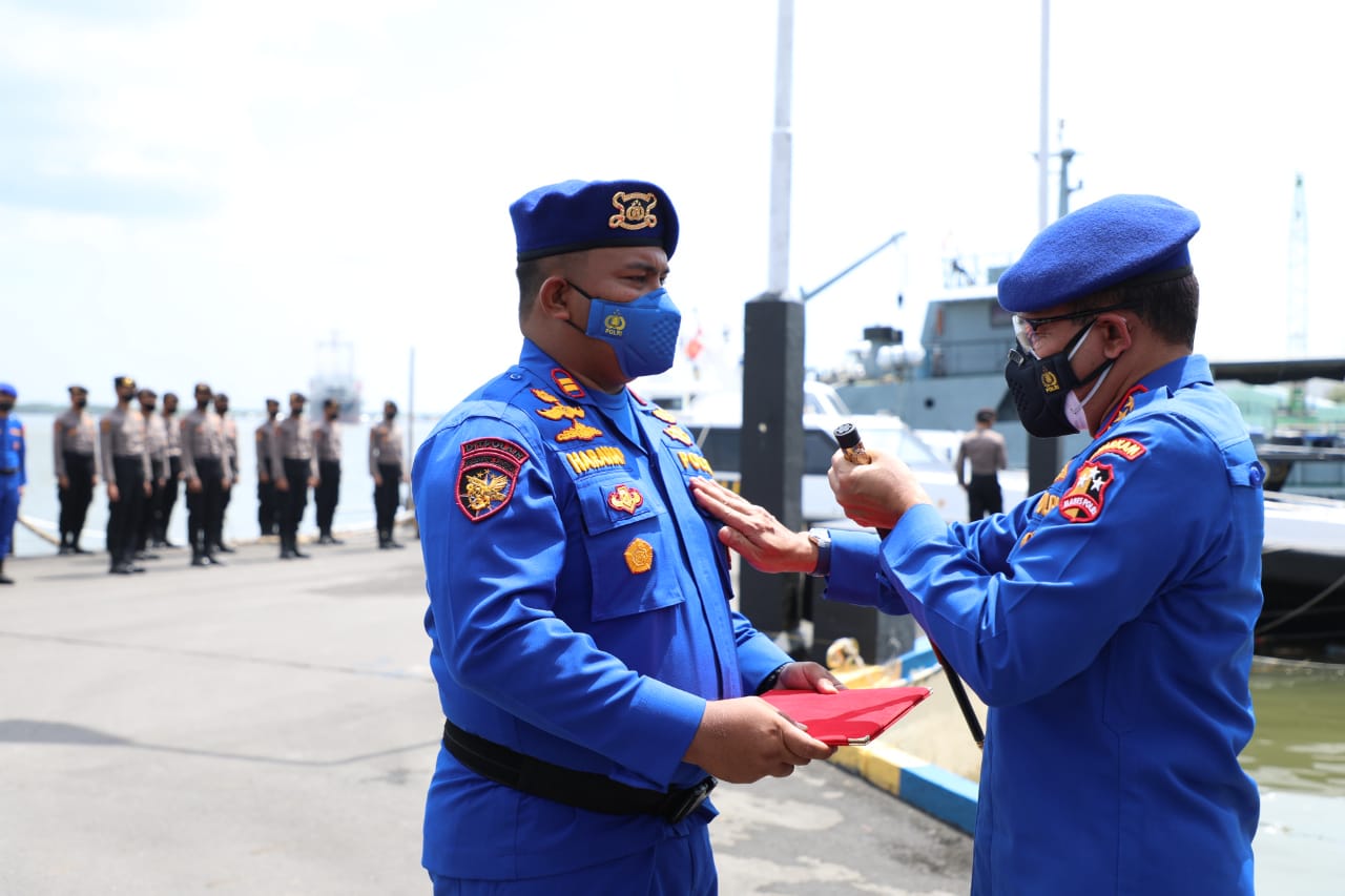Kabaharkam Polri Berikan Penghargaan Kepada Personel Ungkap Kasus Narkoba