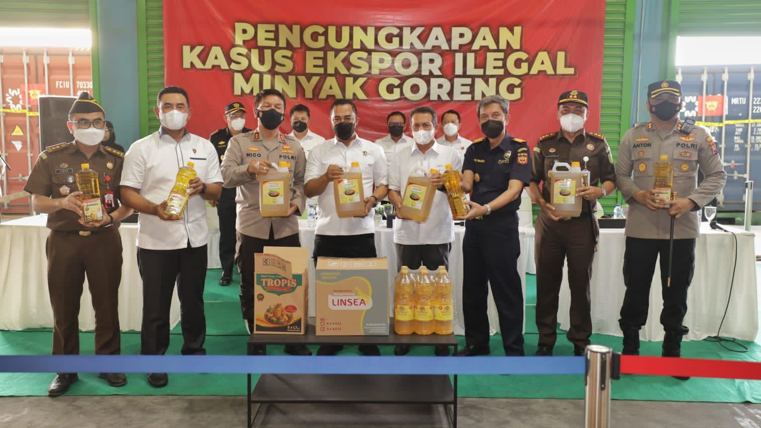 Polda Jatim Sita 122 Ton Minyak Goreng Kemasan yang Akan Diekspor Secara Ilegal ke Timor Leste