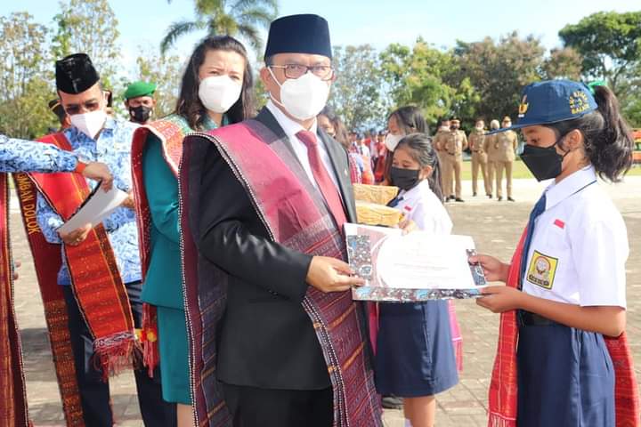 Pemkab Toba Berikan Penghargaan kepada Guru dan Siswa Berprestasi