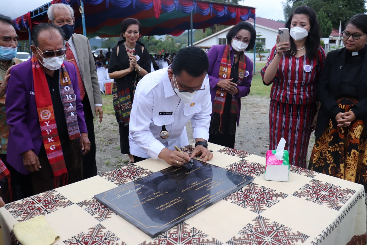 Bupati Toba Resmikan Taman Doa Gurgur Kecamatan Tampahan