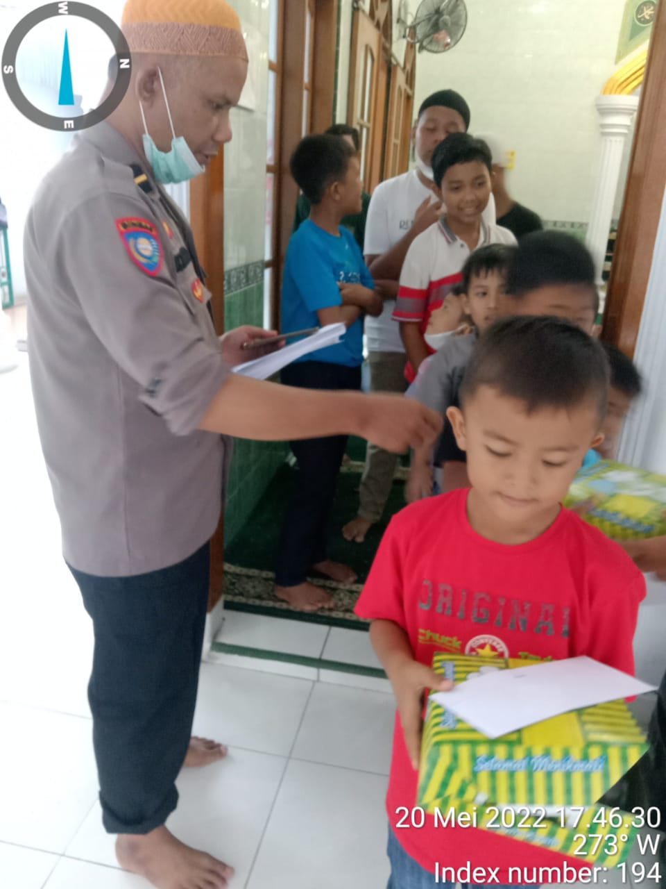 Humanis, Kapolres Tapsel Santuni Puluhan Anak Yatim di Masjid Al Muqorrobin