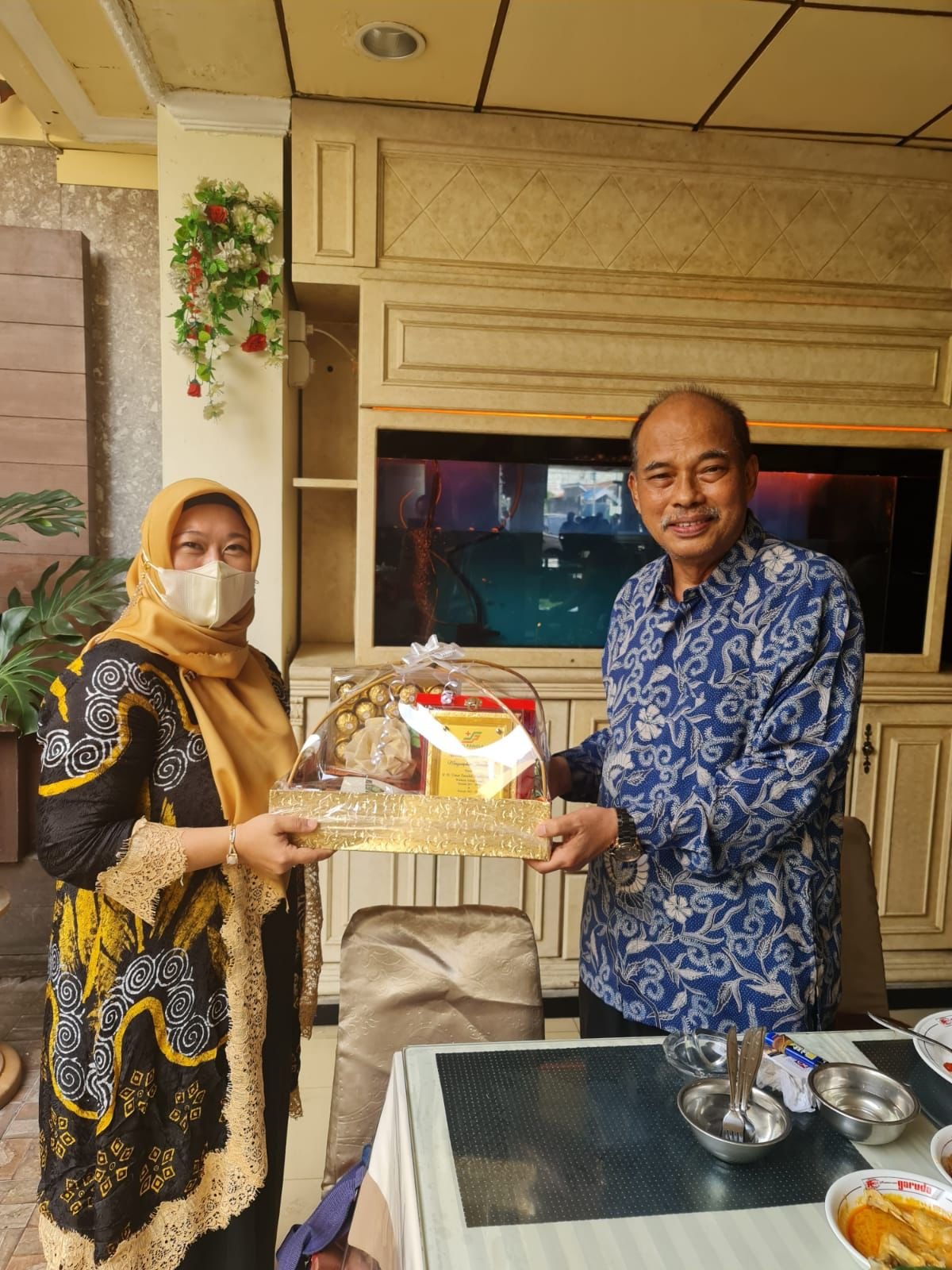 DR. dr Hj Sake : Sampaikan Cenderamata dan Ucapkan Terimkasih pada H Umar Zunaidi Hasibuan