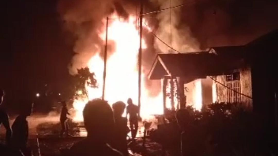 Kebakaran Meludeskan 1 Unit Rumah Semi Permanen di Kec. Panai Hilir