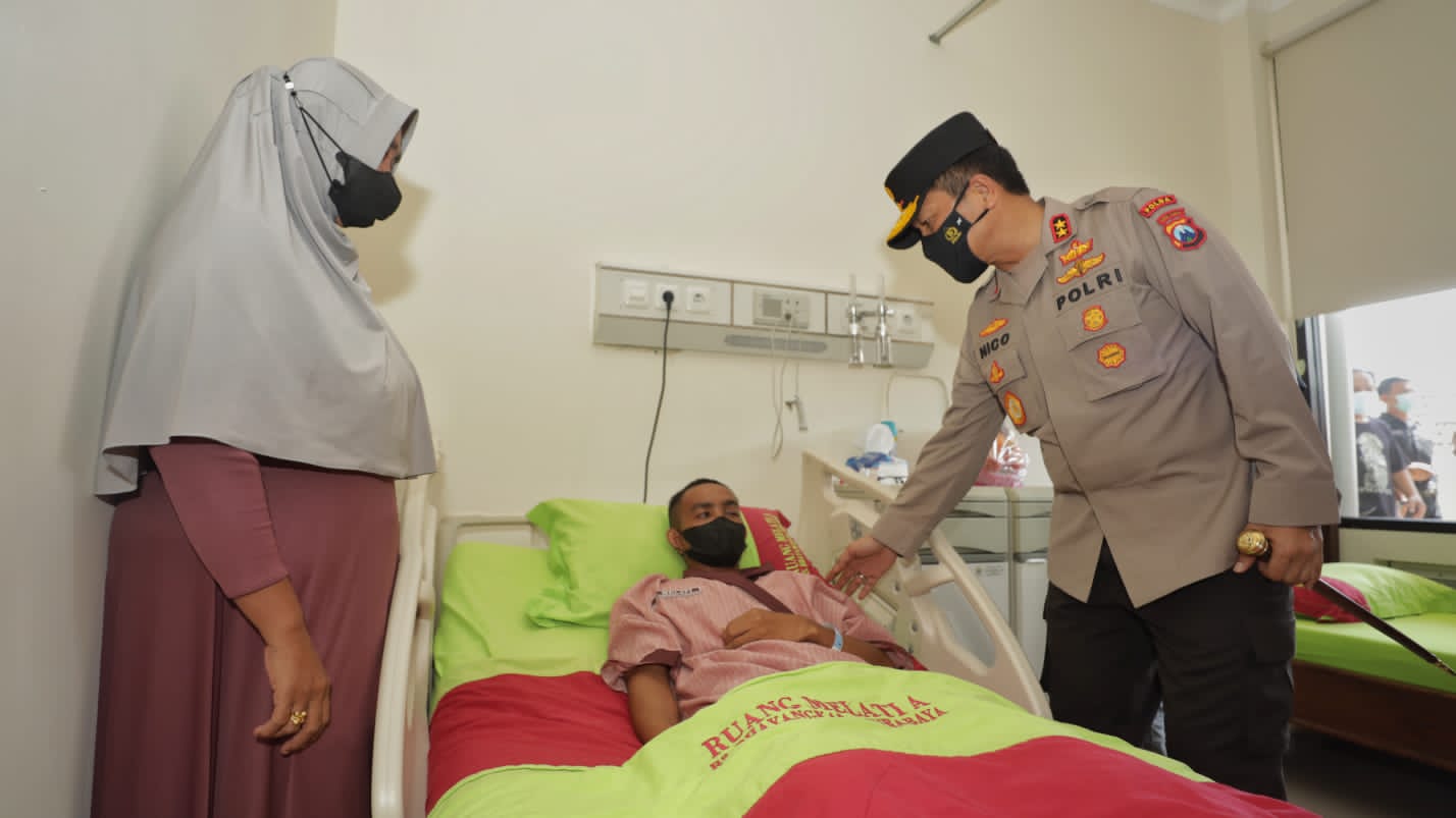 Kapolda Jatim Menjenguk Anggota Sabhara yang Terkena Lemparan Batu