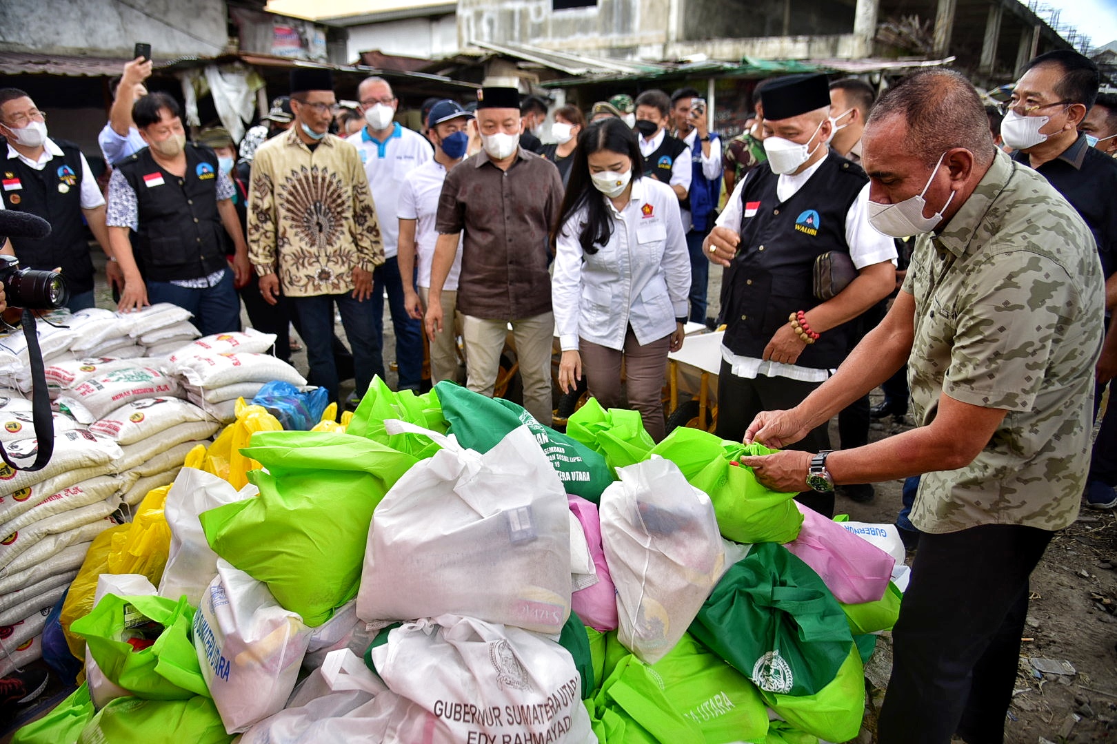 Kunjungi Korban Kebakaran Jalan Wahidin Medan, Gubernur Edy Rahmayadi Berikan Bantuan