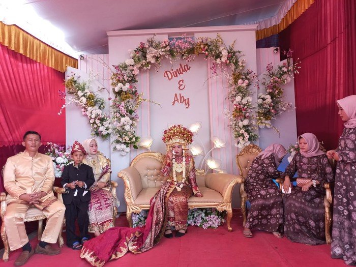 Viral, Momen Bahagia Itu, Wanita Cantik Hanya Bersanding Sendiri