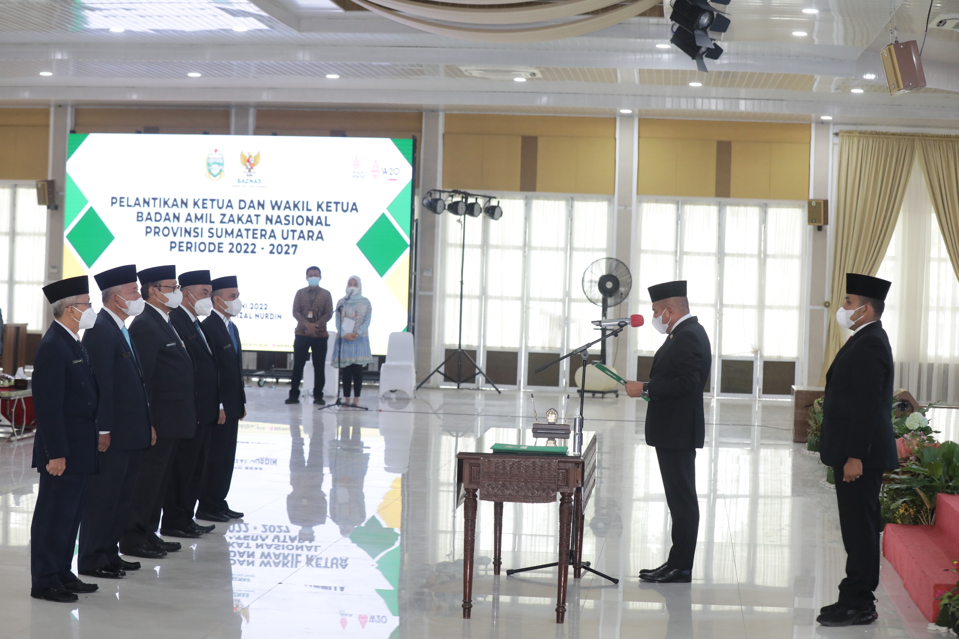 Gubsu Lantik Ketua dan Wakil Ketua BAZNAS Sumut, Potensi Zakat Sumut Capai Rp8 Triliun