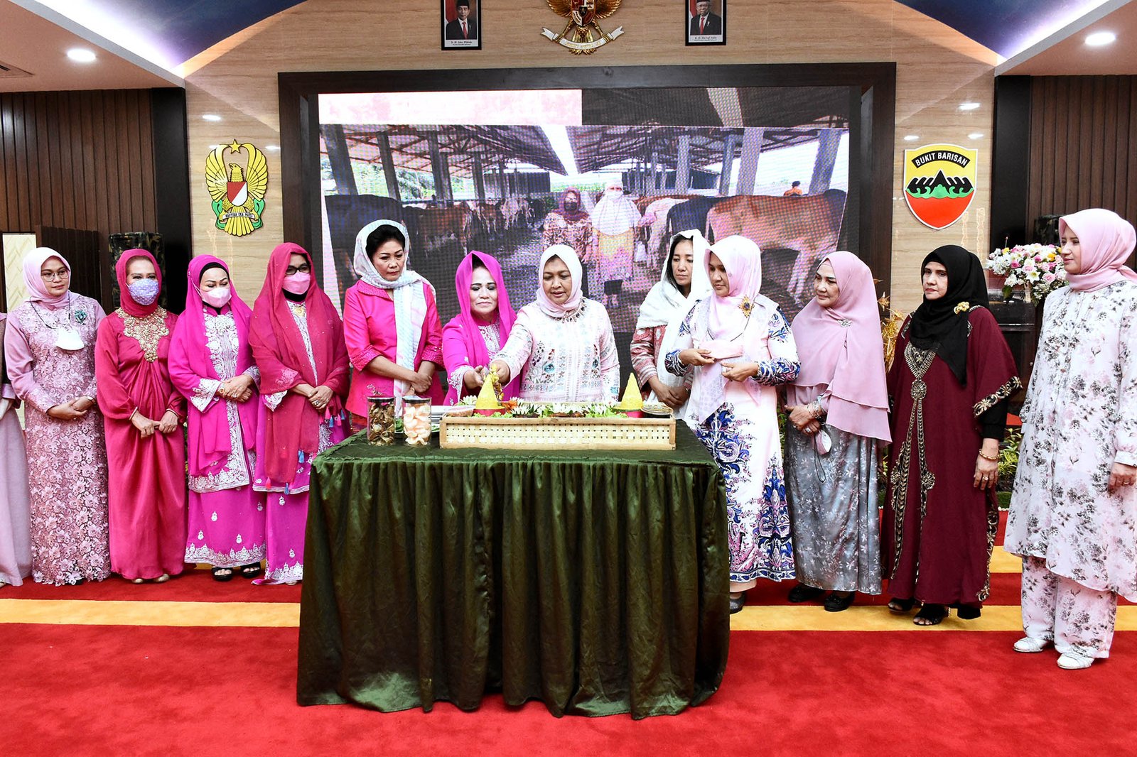 Hadiri Milad ke-23 Tahun Pengajian Sejuta Umat, Nawal Lubis Tepung Tawari Ketua Bhayangkari Sumut