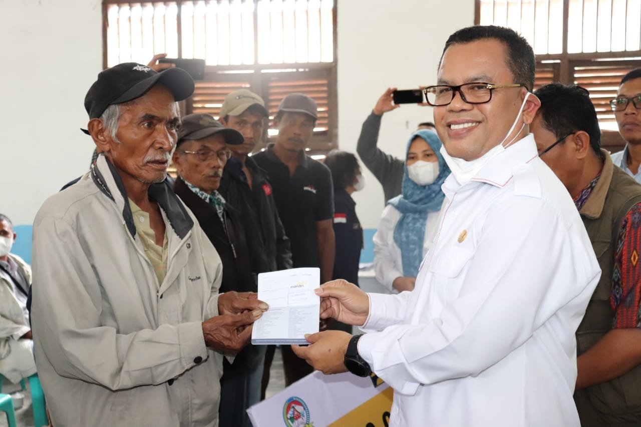 Serahkan  BSPS, Bupati Toba Ajak Masyarakat Bangkitkan Kembali Budaya Gotong Royong