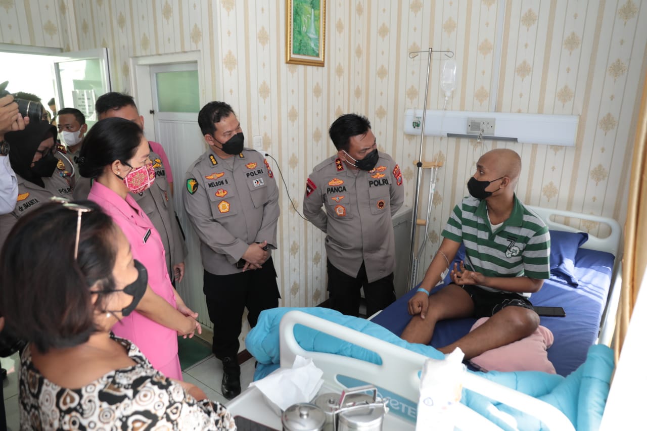 Wujud Kepedulian Pimpinan Terhadap Personel yang Sakit, Ini yang Dilakukan Kapolda Sumut