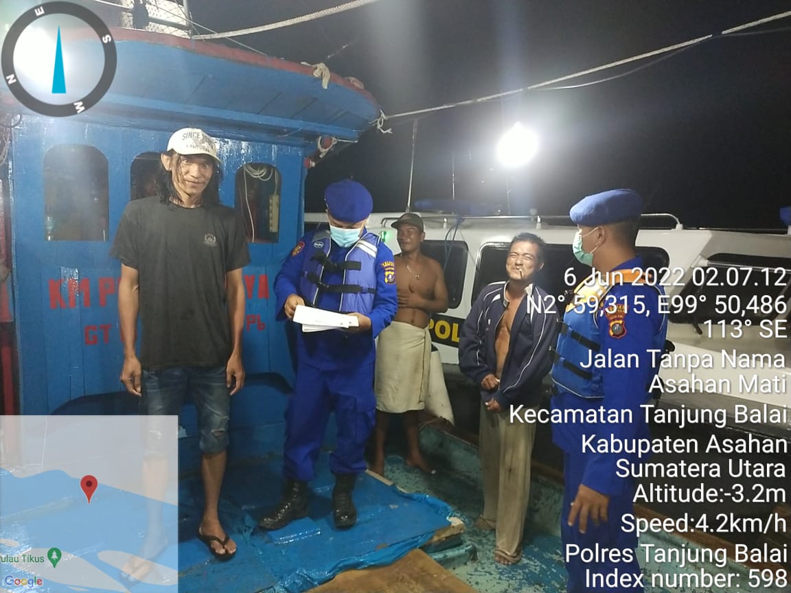 Personil Satpolair Tanjungbalai Hentikan Kapal KM. Perintis Jaya Guna Pemeriksaan