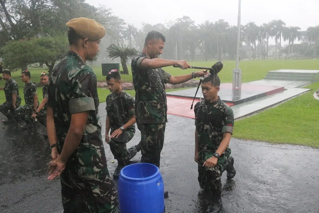 Danyonarmed 2/105 Trk/KS memimpin acara Korps Raport Pindah Satuan