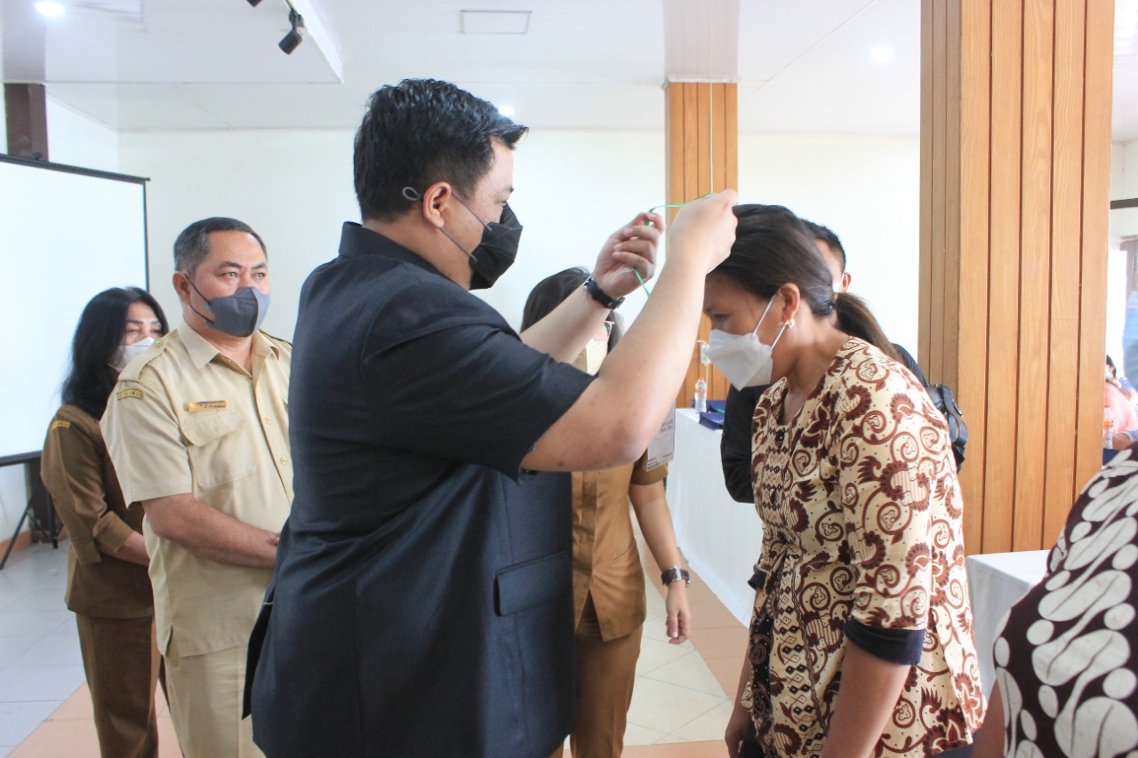 Bupati Samosir Buka Pelatihan Pembuatan Souvenir