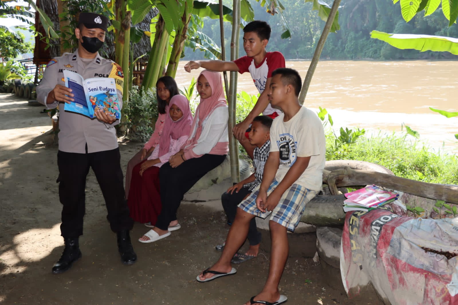 Bhabinkamtibmas Polsek Kota Kisaran Polres Asahan Beri Motivasi Anak-anak Agar Lebih Giat Membaca