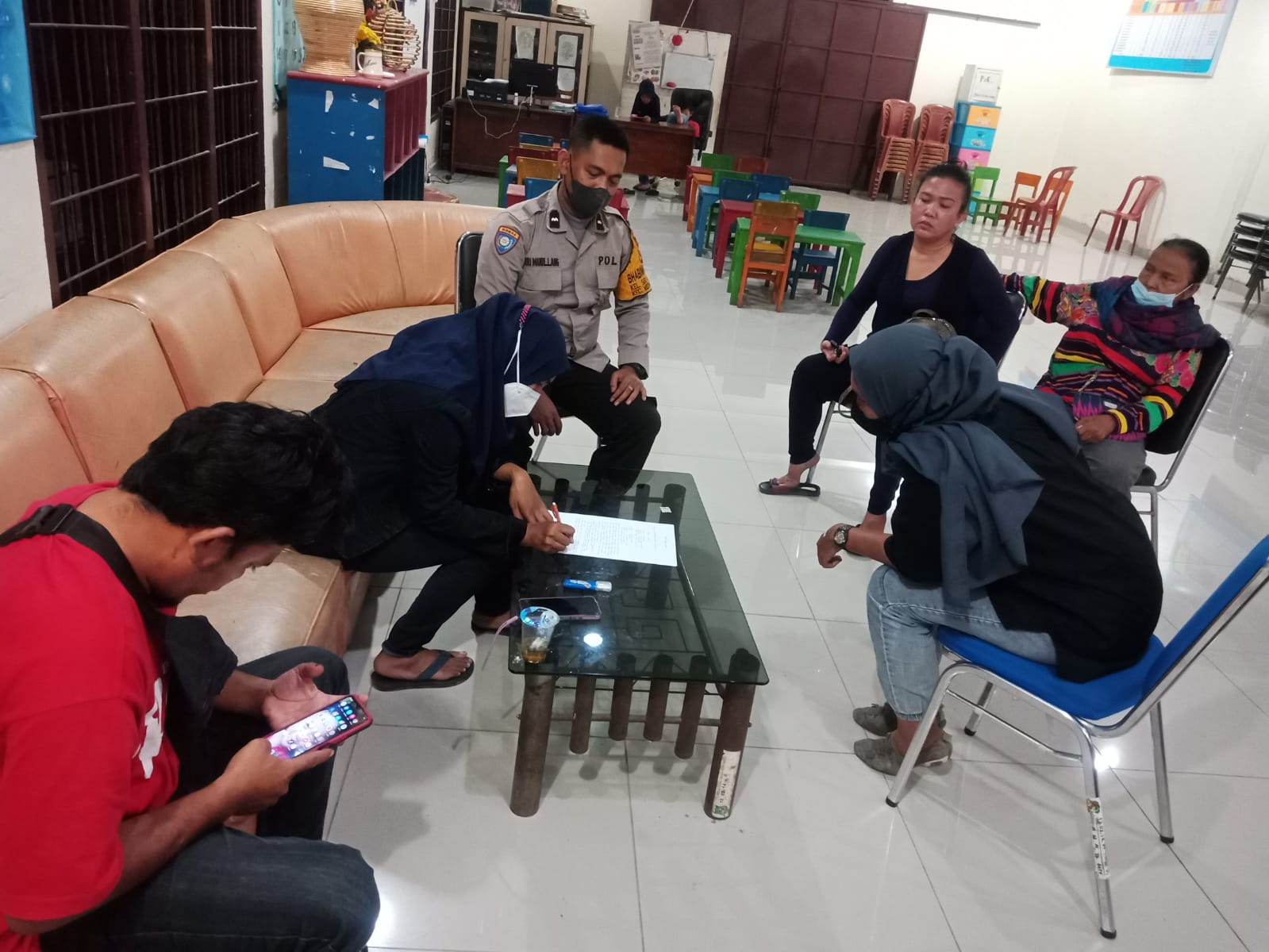 Bhabinkamtimas Polsek Medan Baru Aipda Ferri Manullang Damaikan Warga Binaannya