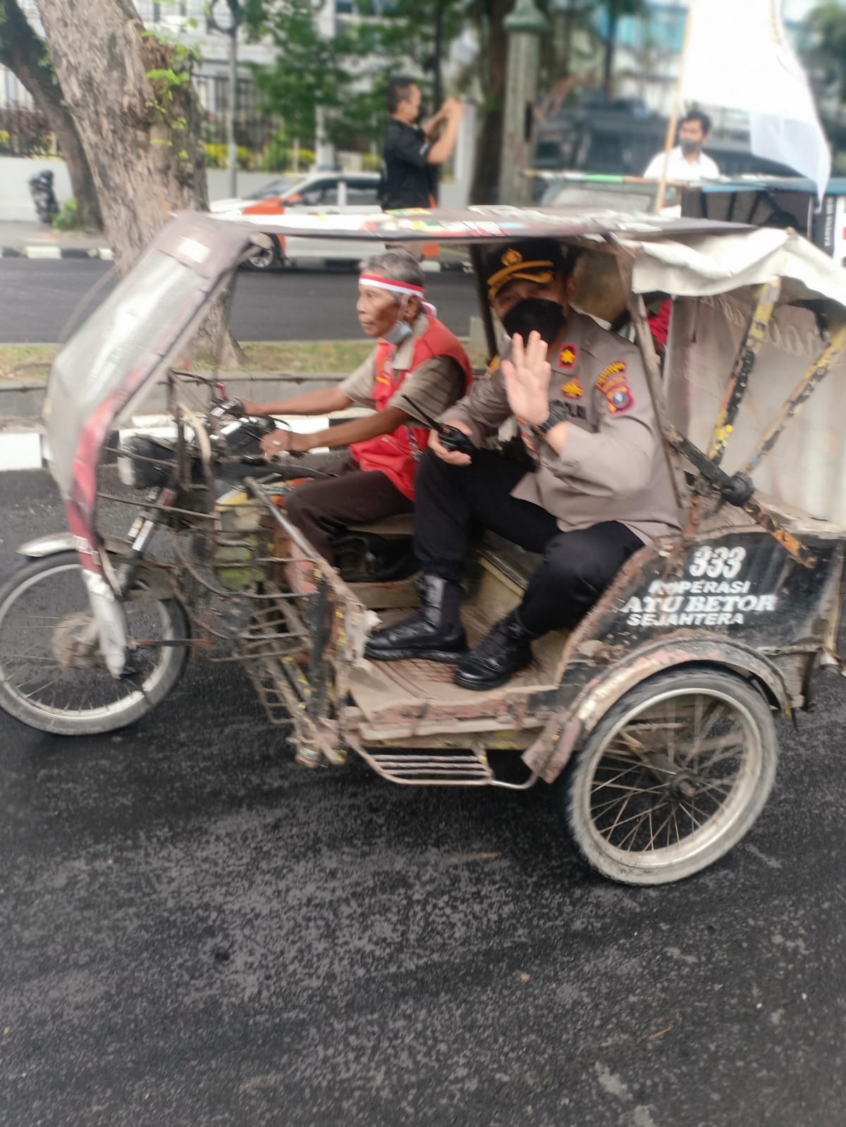 Kawal Aksi Unras, Kapolsek Medan Baru Naik Betor Milik Pendemo