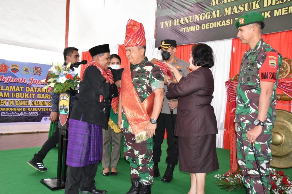 Penutupan Program TMMD Ke 113, Kodim 0205/TK, Pangdam I/BB Terima Penabalan Marga Sebayang