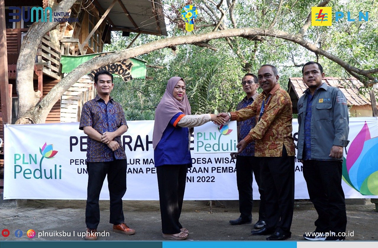 PLN UPHK Medan Salurkan Bantuan Perbaikan Jalur Mangrove Desa Wisata Danau Siombak