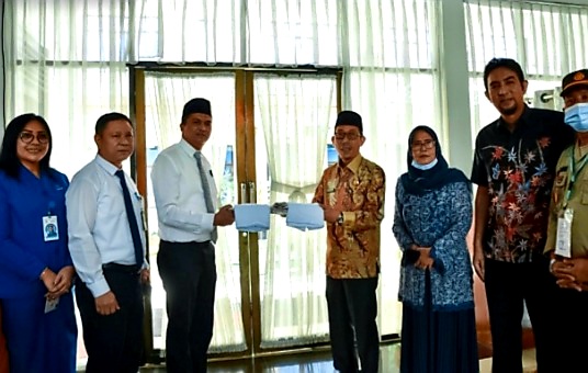 Kabir Bedi Memberikan Handuk untuk Calon Jemaah Haji Sumut