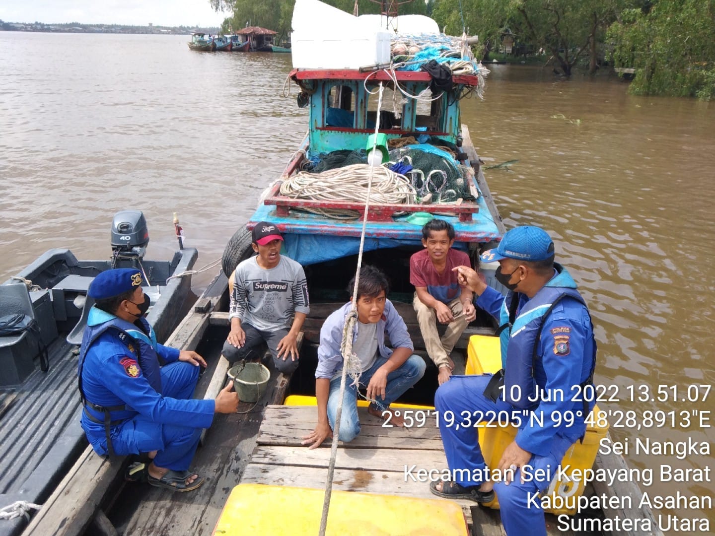 Personil Satpolair Polres TanjungbaIai Hentikan Kapal Tanpa Nama Tujuan Tanjungbalai