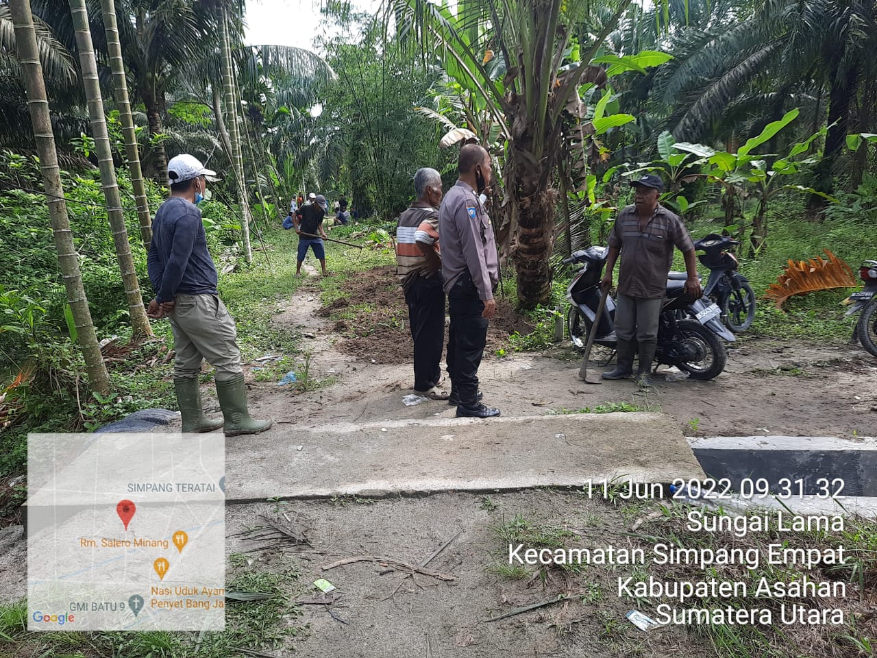 Bhabinkamtimas Polsek Simpang Empat Polres Asahan Gotong Royong di Dsn X Desa Sungai Lama