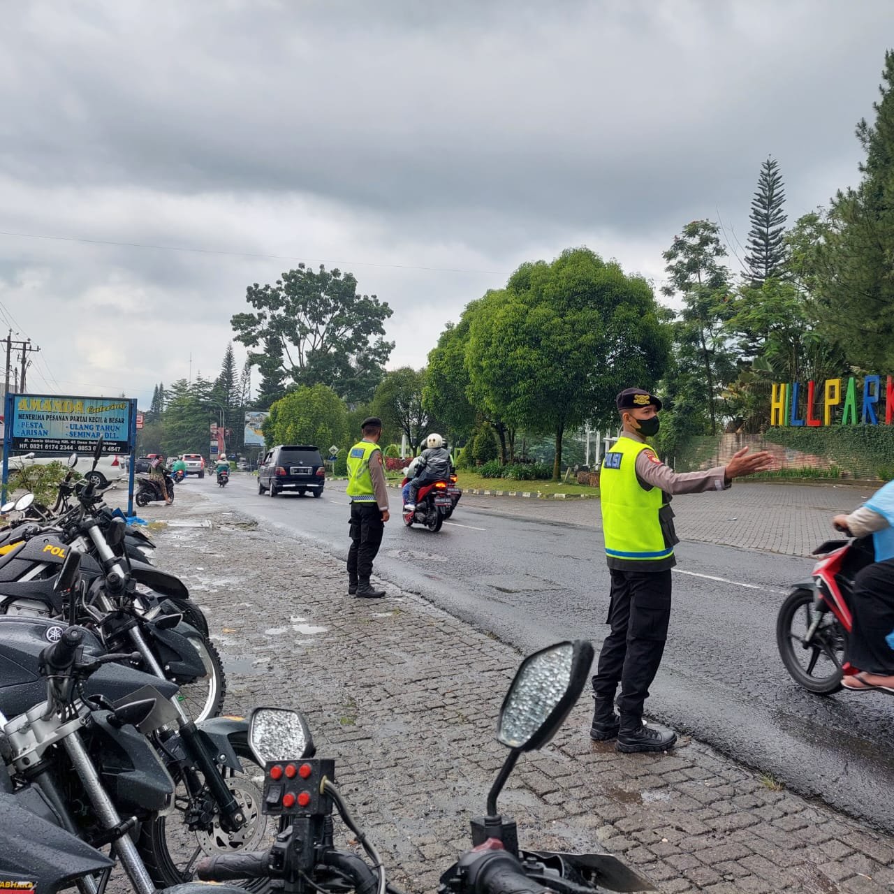 Polrestabes Medan Siagakan Tim Patroli Sepeda Motor Sat Samapta Untuk Urai Kemacetan Jalur Medan - Tanah Karo