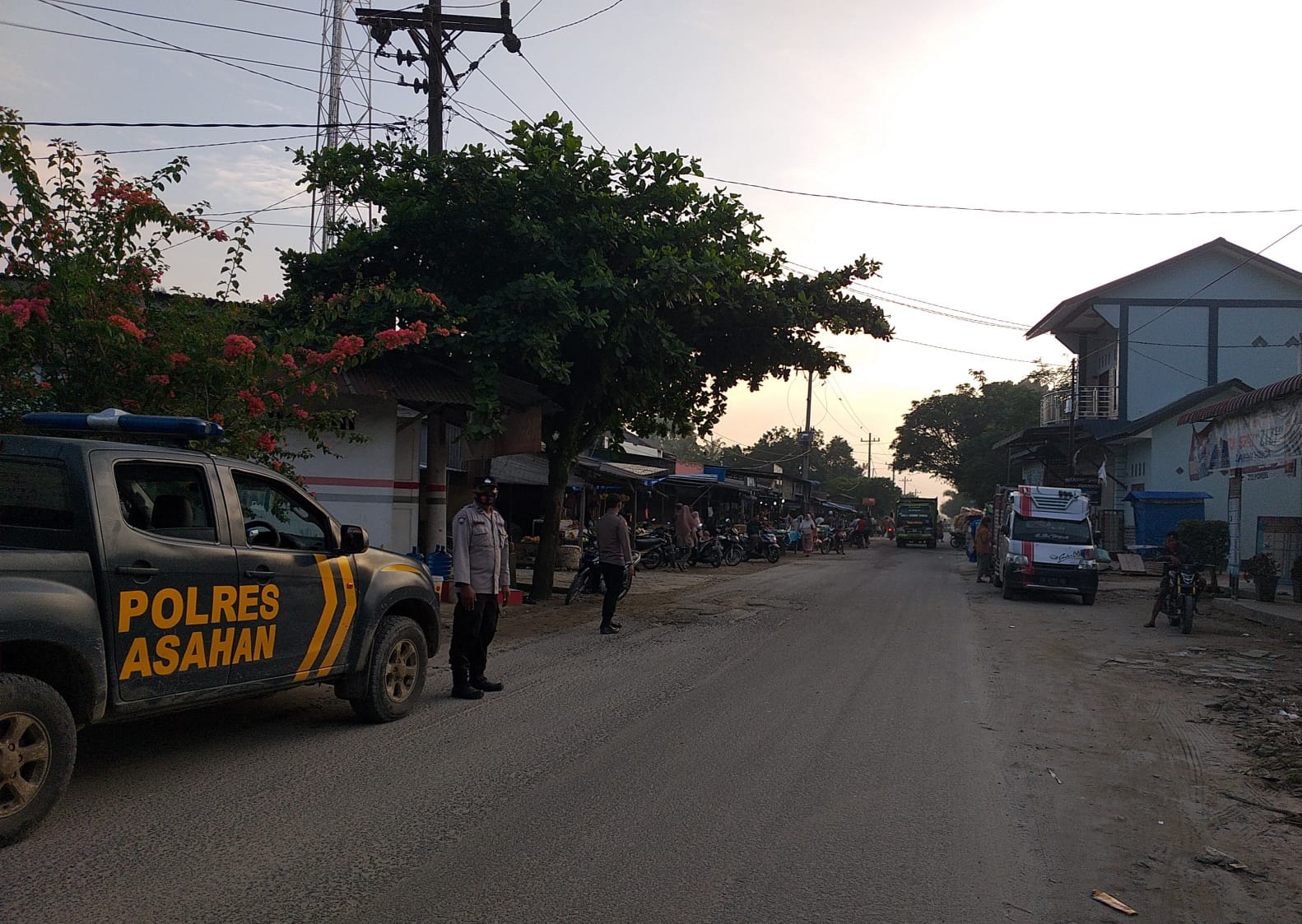 Personel Polsek Bandar Pulau Polres Asahan Pos Padat Lalin di Jalan Lintas Sigura-gura