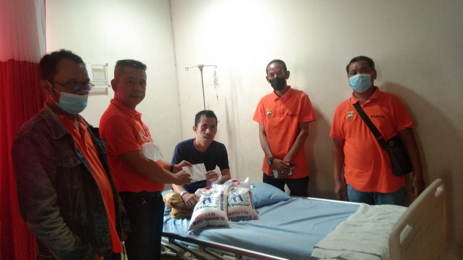 Besuk Redaktur Mimbar Umum di RS Malahayati, Ketua Pewarta Berikan Santunan