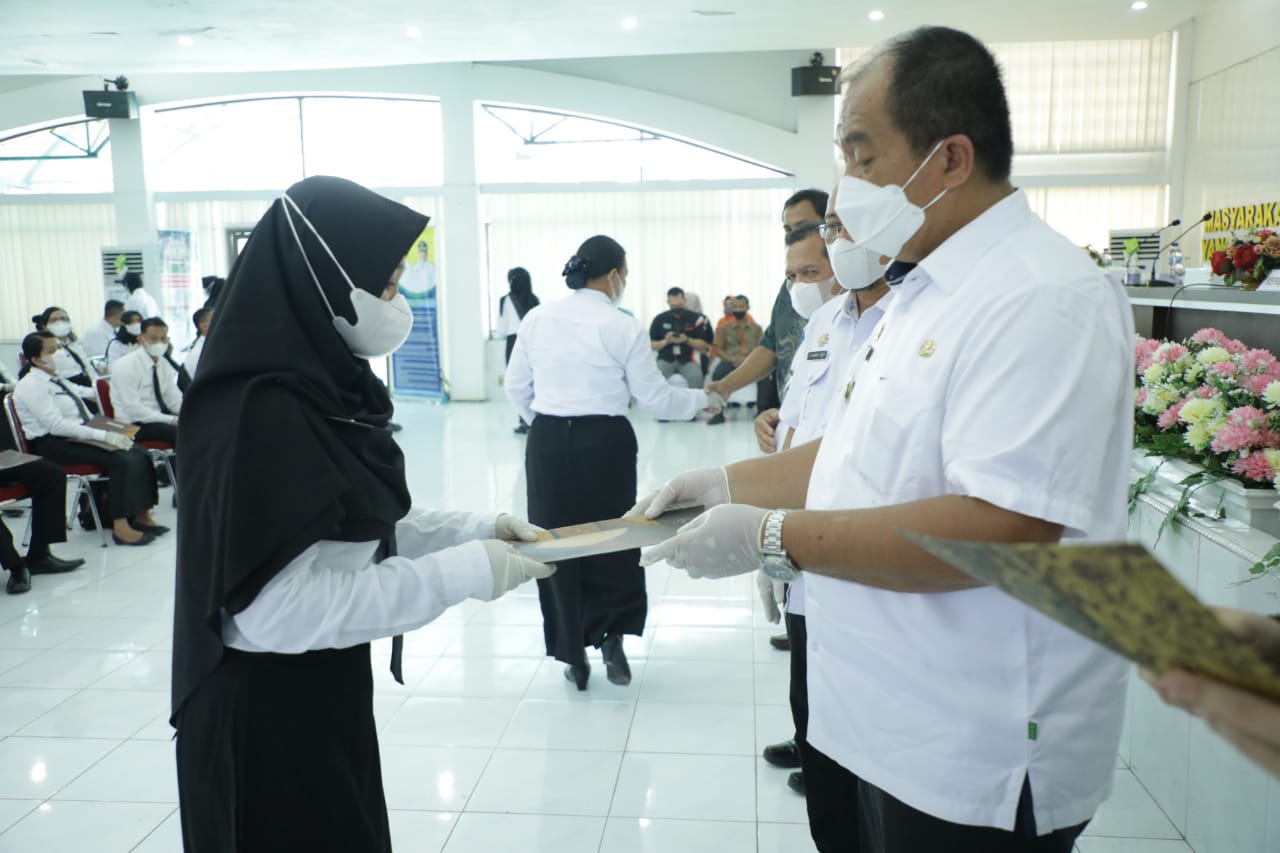 Wabup Asahan Serahkan Petikan Keputusan Bupati Asahan Tentang Pengangkatan PPPK Tahap II di Lingkungan Pemkab Asahan TA 2021