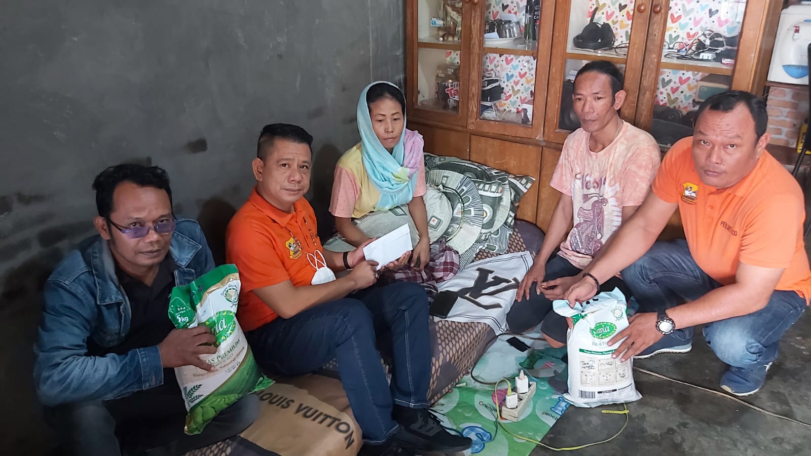 Ketua Pewarta Jenguk Isteri Wartawan Sumut24 Sakit Angin Duduk