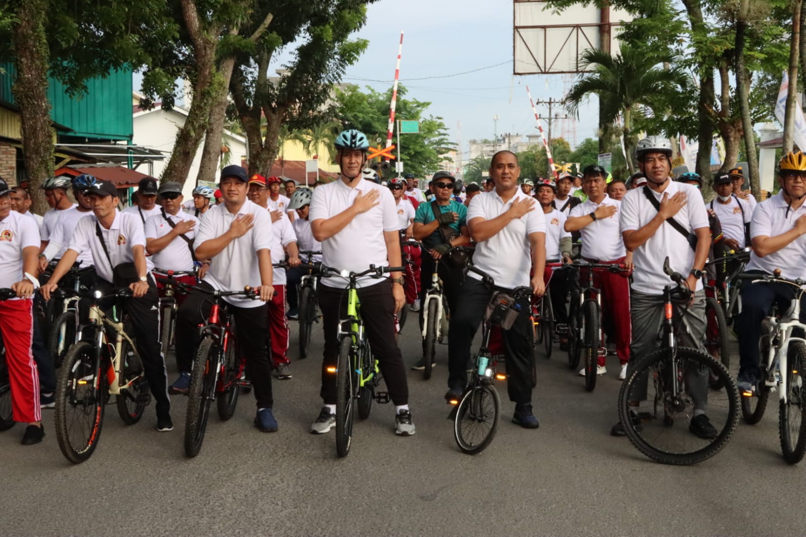 Polres Asahan Semarakan HUT Bhayangkara Ke 76 dengan Menggelar Fun Bike dan Baksos