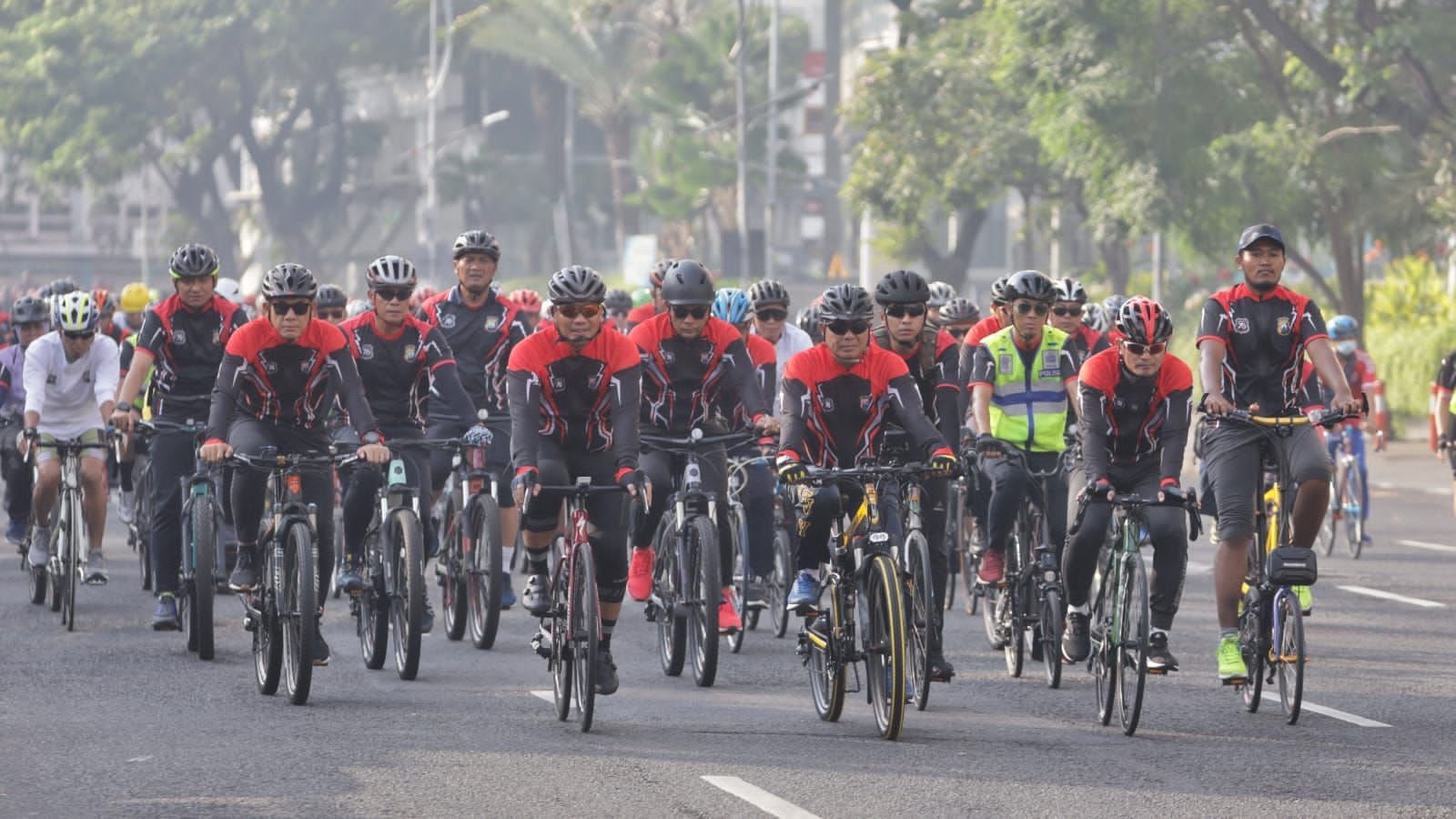 Polda Jatim Gelar Sepeda Gembira Peringati HUT Bhayangkara ke 76