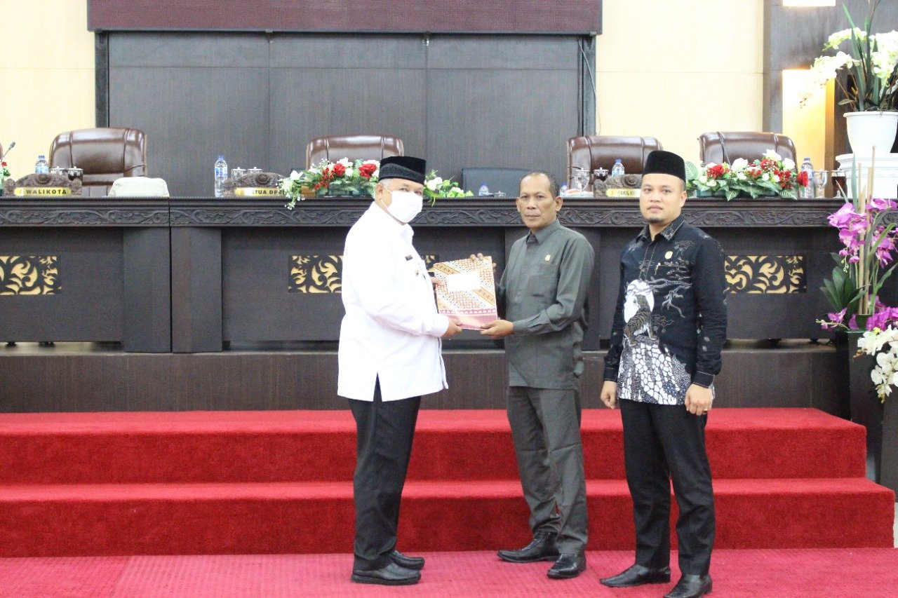 Wali Kota Solok H. Zul Elfian Umar, SH, M.Si menyampaikan nota penjelasan tentang 4 Ranperda