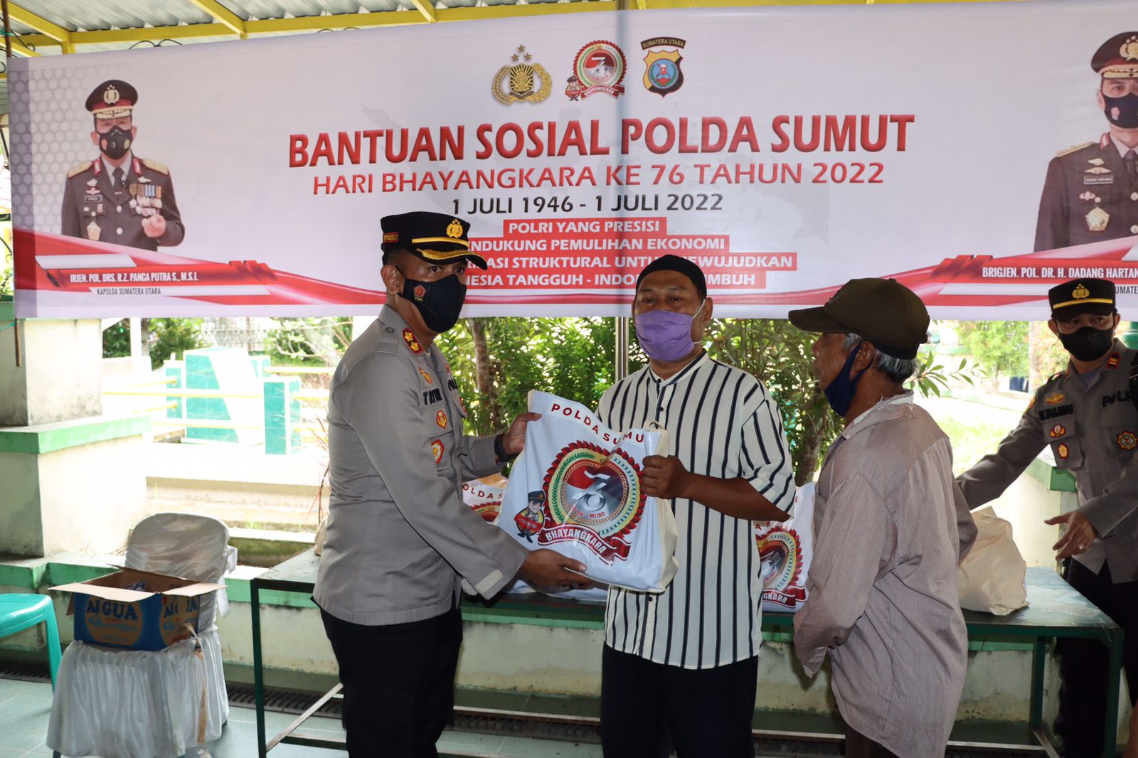 Sambut Hari Bhayangkara ke-76, Polres Tanjung Balai dan Jajaran Berikan Bantuan Sosial kepada Warga