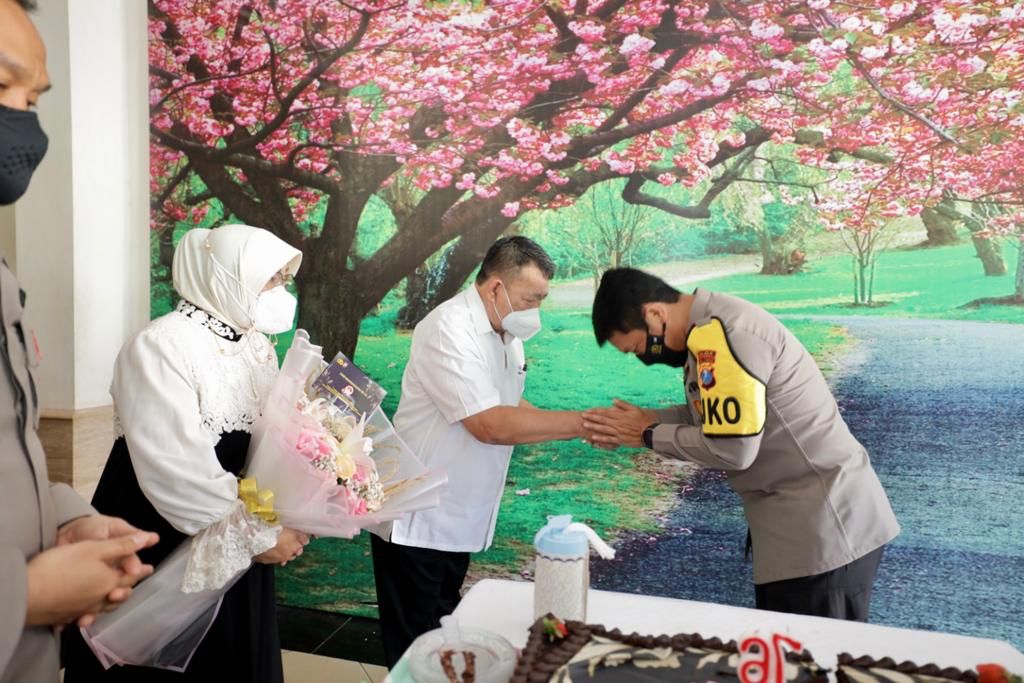 Kapolda Jatim saat Kunjungan di Kediaman Irjen Anton Setijadi