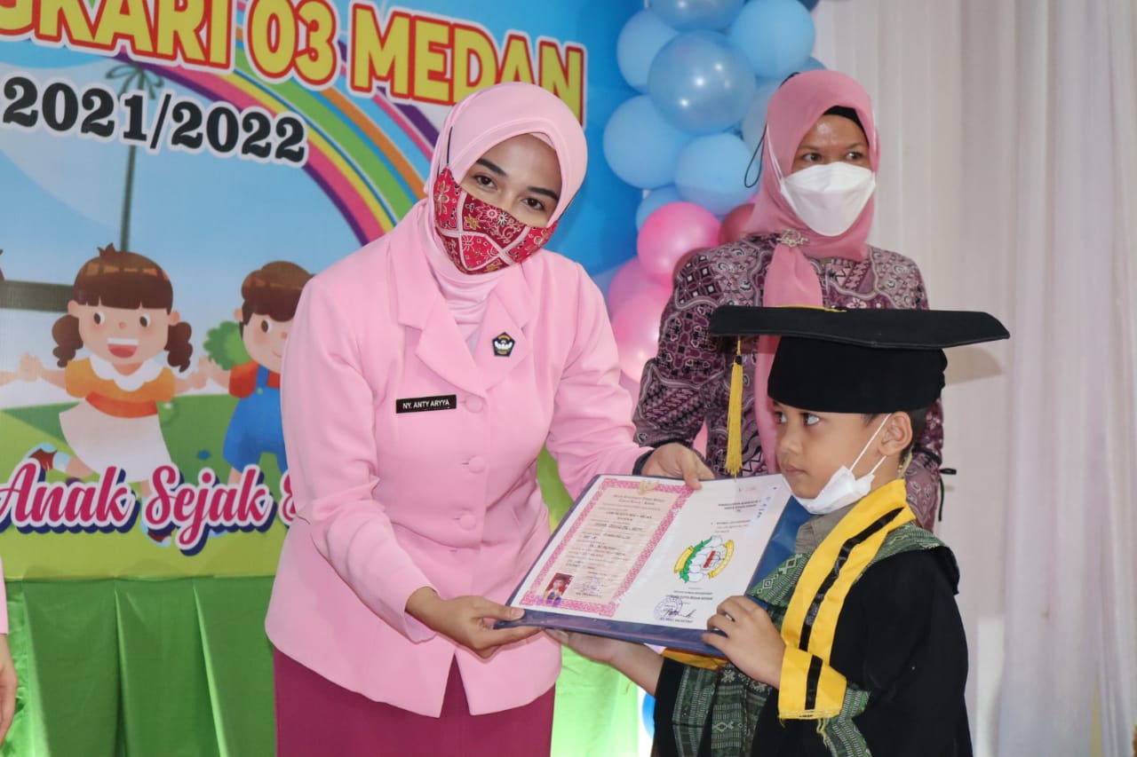 Pengurus Yayasan Kemala Bhayangkari Medan Wisuda Peserta Didik di Jalan Haji Misbah