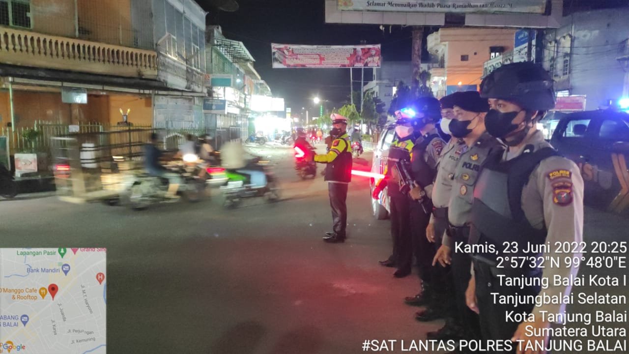 Cegah Pelanggaran Lantas Personil Polres Tanjungbalai Melakukan Blue Light Patrol dan Penjagaan