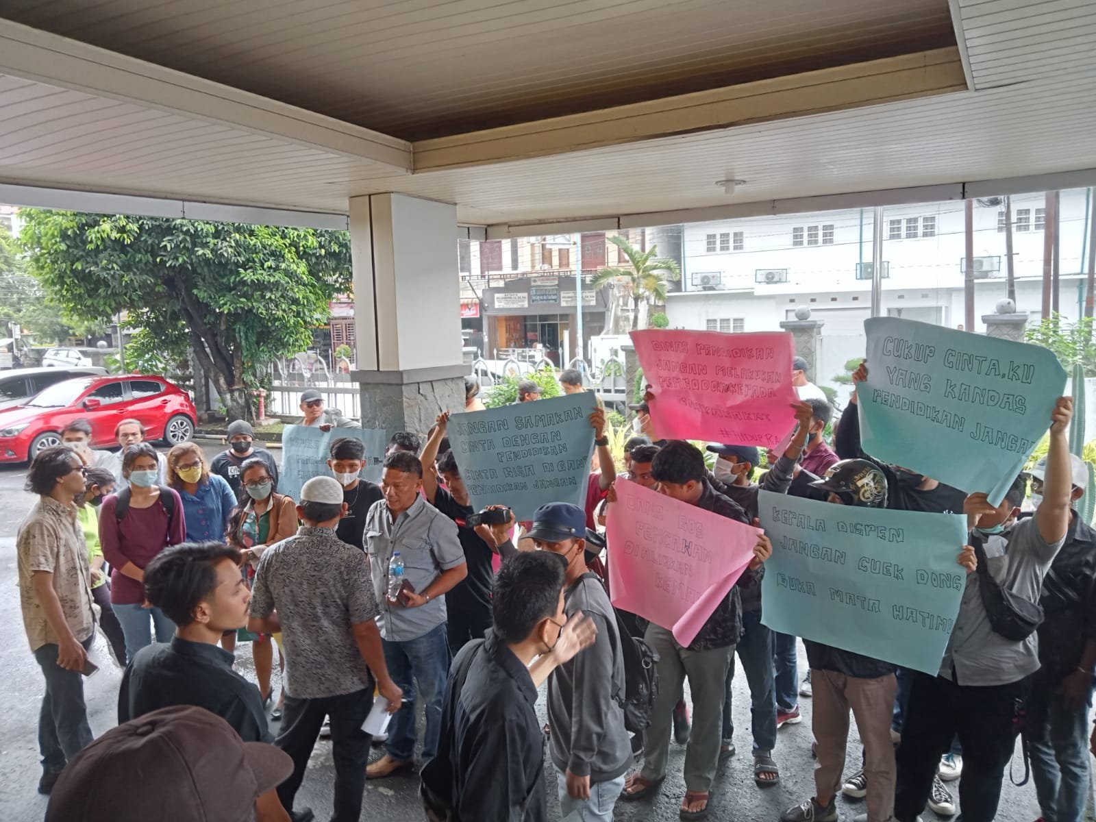 Polrestabes Medan Kawal Unras Aliansi Masyarakat Cerdas di Kantor Disdik Sumut